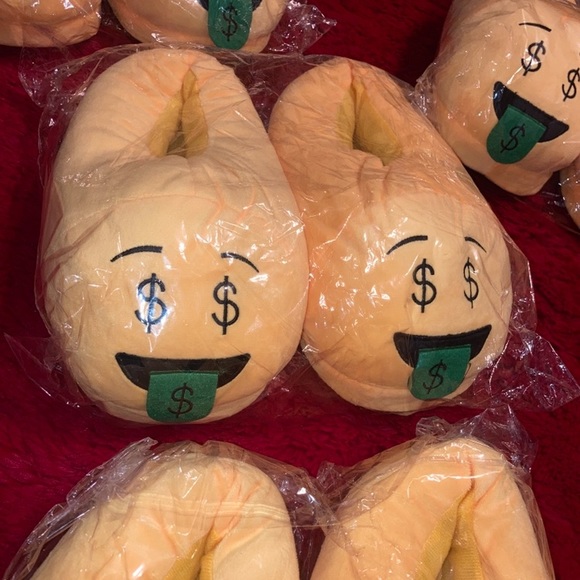 Unique emoji slippers - Picture 2 of 3